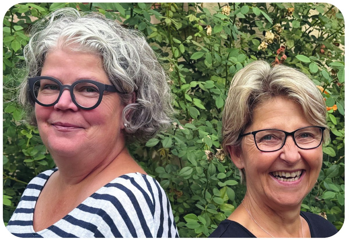 Brigitte Keller und Lydia Rolli stehen lachend nebeneinander im Garten
